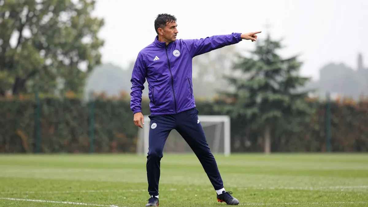 De 52-jarige Franse trainer moet de laatste reserves ploeg in de Challenger Pro League weer op de rails krijgen en jonge...